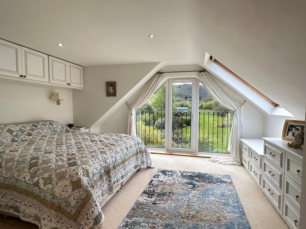 4 Bedroom Detached For Sale in Mill Road, Steyning, West Sussex, BN44