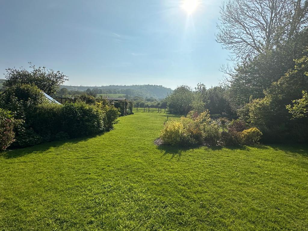 4 Bedroom Detached For Sale in Mill Road, Steyning, West Sussex, BN44